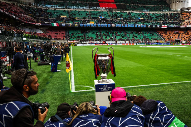 持对足球的 持对足球的